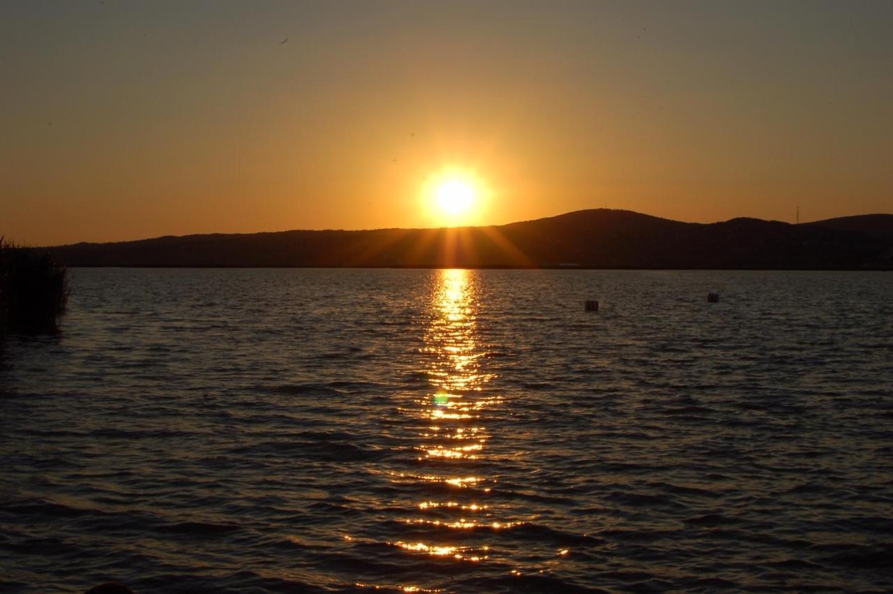 Panorama Apartman Velence Bagian luar foto